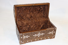 Lade das Bild in den Galerie-Viewer, Wood carvings walnut wood mother of pearl inlay chest
