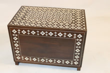 Lade das Bild in den Galerie-Viewer, Mother of pearl inlay chest
