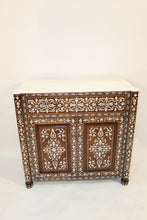 Lade das Bild in den Galerie-Viewer, Mother of pearl inlay console and mirror .
