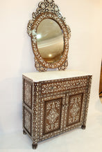 Lade das Bild in den Galerie-Viewer, Mother of pearl inlay console and mirror .
