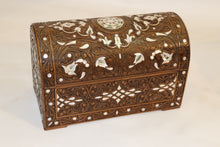 Lade das Bild in den Galerie-Viewer, Wood carvings walnut wood mother of pearl inlay chest
