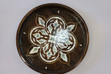 Lade das Bild in den Galerie-Viewer, Walnut wood tray inlay with mother-of-pearl
