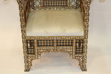 Lade das Bild in den Galerie-Viewer, Walnut wood royal chair mother-of-pearl inlay
