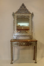 Lade das Bild in den Galerie-Viewer, Console table with mirror mother-of-pearl inlay
