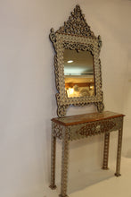 Lade das Bild in den Galerie-Viewer, Console table with mirror mother-of-pearl inlay
