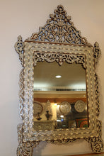 Lade das Bild in den Galerie-Viewer, Console table with mirror mother-of-pearl inlay
