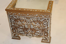 Lade das Bild in den Galerie-Viewer, Walnut wood coffee table mother-of-pearl inlay with glass
