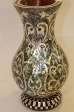 Lade das Bild in den Galerie-Viewer, Full mother-of-pearl vase
