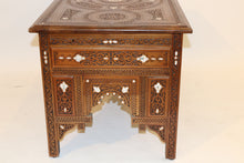 Lade das Bild in den Galerie-Viewer, Walnut wood coffee table wood carving mother of pearl inlay
