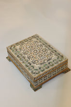 Lade das Bild in den Galerie-Viewer, Full mother of pearl chest
