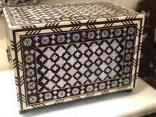 Lade das Bild in den Galerie-Viewer, Handcrafted Jewellery Box
