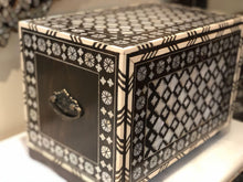 Lade das Bild in den Galerie-Viewer, Handcrafted Jewellery Box
