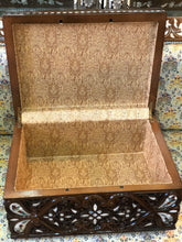 Lade das Bild in den Galerie-Viewer, Handcrafted Box
