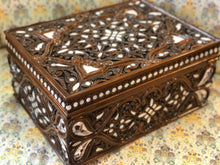 Lade das Bild in den Galerie-Viewer, Handcrafted Box
